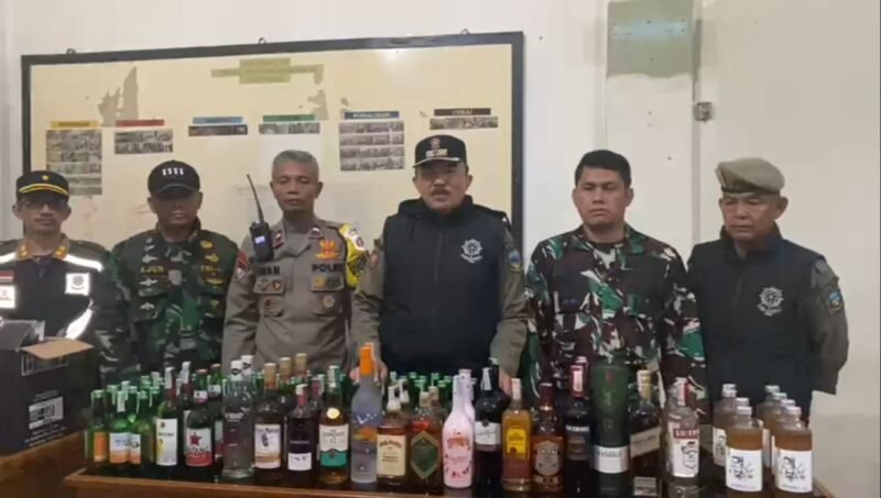 Satpol PP Garut Razia Besar-besaran, 293 Botol Miras Diamankan!