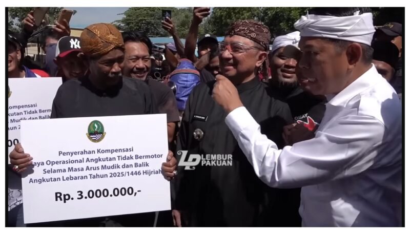 Dedi Mulyadi saat memberikan kompensasi untuk para supir andong ( Channel YouTube lembur pakuan ) 