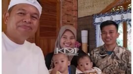 Gubernur Jawa Barat Dedi Mulyadi dengan kedua orang tua yang memiliki Anak kembar Siam dari kabupaten Tasikmalaya || foto : Kang Dedi Mulyadi channel.
