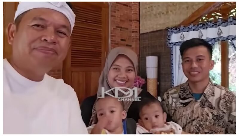 Gubernur Jawa Barat Dedi Mulyadi dengan kedua orang tua yang memiliki Anak kembar Siam dari kabupaten Tasikmalaya || foto : Kang Dedi Mulyadi channel.