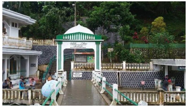 Jalan menuju Makam syekh Abdul Muhyi pamijahan, kabupaten Tasikmalaya , Jawabarat.