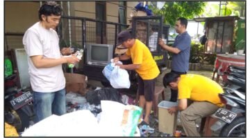 Kegiatan memilah sampah di halaman kelurahan Sirnagalih oleh bank sampah cahaya iman ||| Dok : Mediatamanews.id