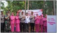 Kapolres Tasikmalaya kota saat menyalurkan bantuan sumur bor di kelurahan tamanjaya kecamatan Tamansari.