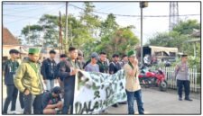 Himpunan Mahasiswa Islam (HMI) Cabang Tasikmalaya menggelar aksi protes di Tempat Pembuangan Akhir (TPA) Ciangir. 