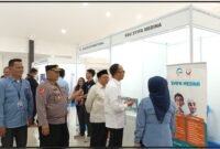 Walikota Tasikmalaya, viman alfarizi Ramadhan saat mengunjungi salah satu stand perusahaan pada kegiatan jobfair Tasikmalaya 2025 | Dok : Mediatamanews.id