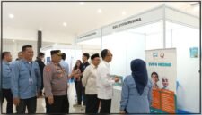 Walikota Tasikmalaya, viman alfarizi Ramadhan saat mengunjungi salah satu stand perusahaan pada kegiatan jobfair Tasikmalaya 2025 | Dok : Mediatamanews.id