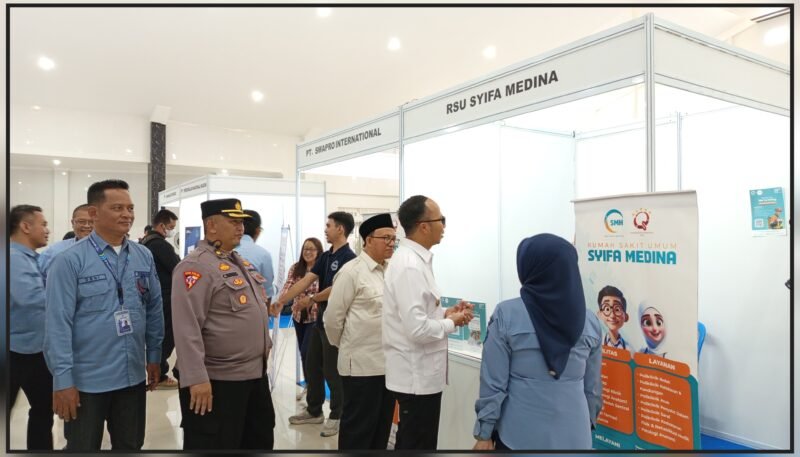 Walikota Tasikmalaya, viman alfarizi Ramadhan saat mengunjungi salah satu stand perusahaan pada kegiatan jobfair Tasikmalaya 2025 | Dok : Mediatamanews.id